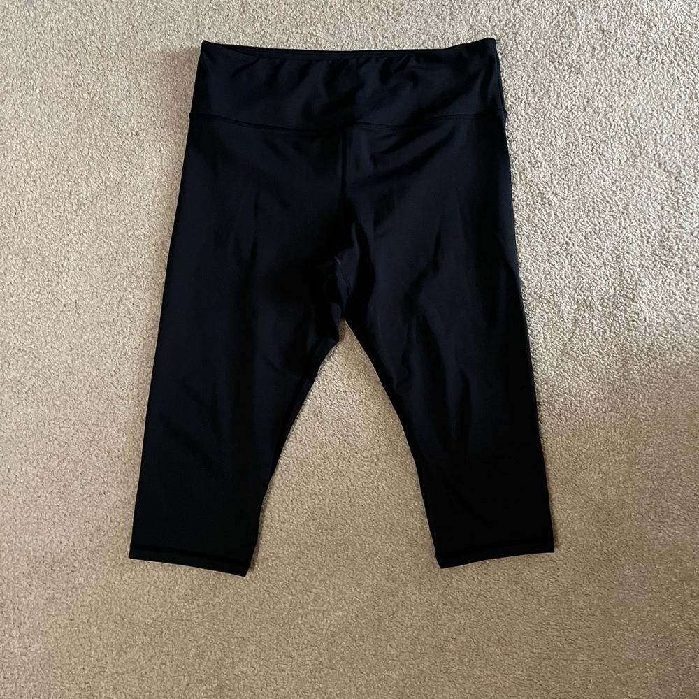 Black Light and Tight Capri Leggings